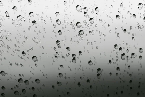 Regndroppar på glas, svart och vitt abstrakt bakgrund — Stockfoto