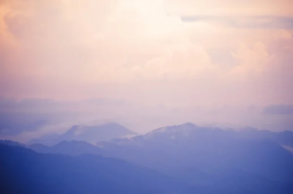 mavi ve pembe gökyüzü sahne arka plan bulanık.