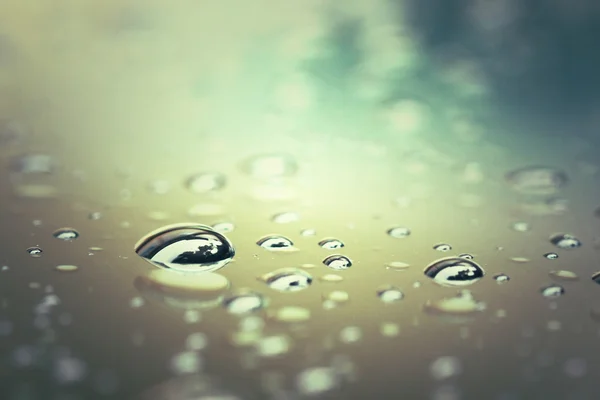 Vattendroppar på surfeace efter regn, selektiv inriktning, bearbeta i — Stockfoto