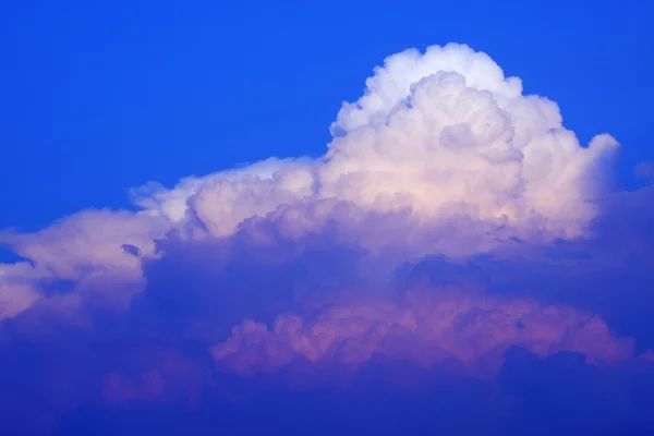 Облако на голубом небе — стоковое фото