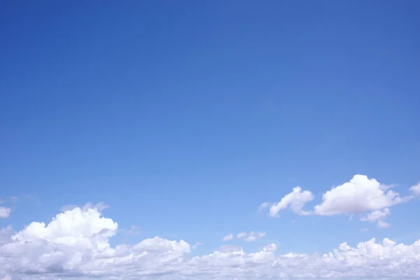 Белые облака на голубом небе. — стоковое фото