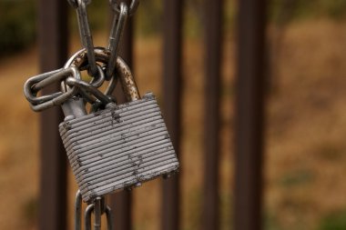 Eski kilidi ile zincir