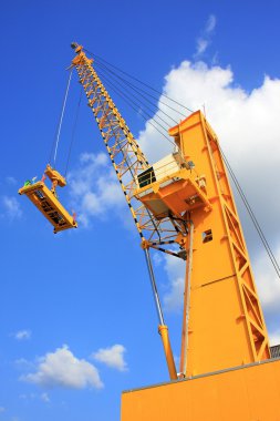 Sarı vinç againts mavi gökyüzü