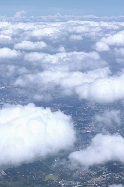 Вид на белые облака и землю внизу . — стоковое фото