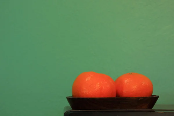 Duas laranjas na bandeja de madeira — Fotografia de Stock