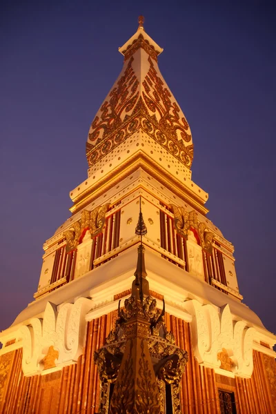 Pagode blanche et dorée en lumière nocturne — Photo