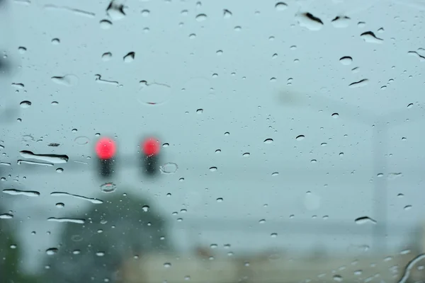 Οδική άποψη μέσα από το παράθυρο του αυτοκινήτου με σταγόνες βροχής — Φωτογραφία Αρχείου
