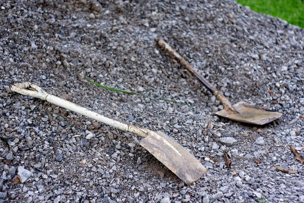 Rostig spade på grus — Stockfoto