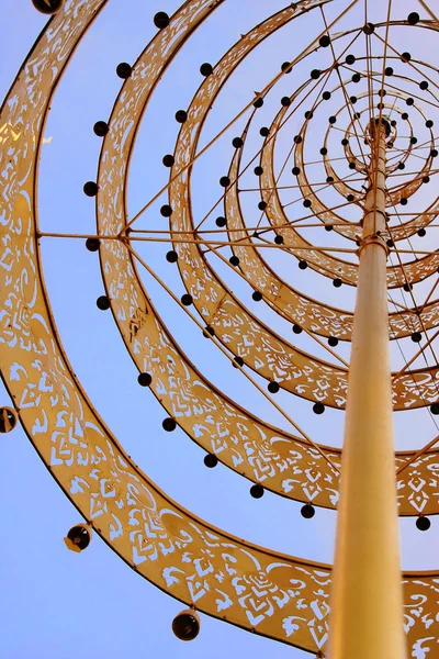 Golden buddhist umbrella, seen from below — Stock Photo, Image