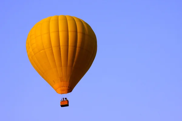 Yellow hot air balloon in blue sky — Stock Photo, Image