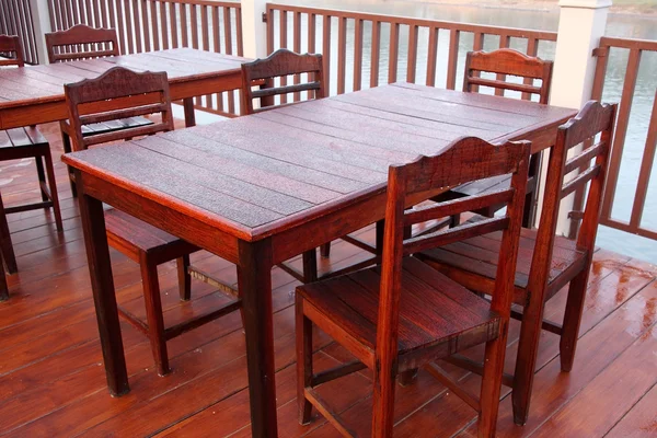 Meja kayu basah dan kursi — Stok Foto