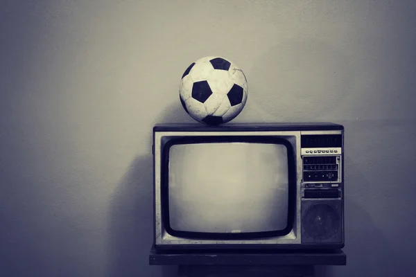 Retro bir TV, siyah beyaz eski bir futbol topu