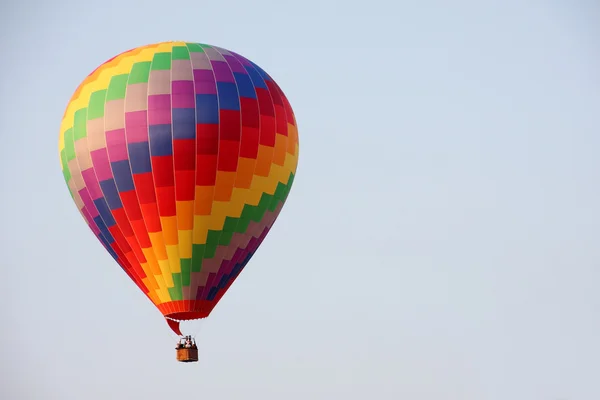 Balão de ar quente arco-íris — Fotografia de Stock