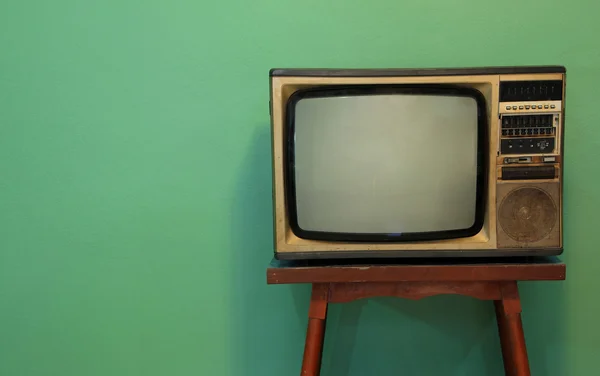 Retro TV med grön bakgrund Stockbild