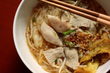 Asya pirinç şehriye çorbası ile domuz eti, Balık top ve cips hamur tatlısı.