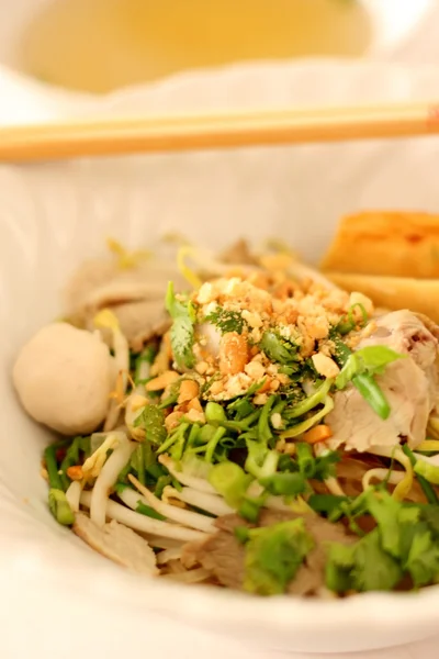 Macarrão de arroz asiático com porco e bola de peixe . — Fotografia de Stock