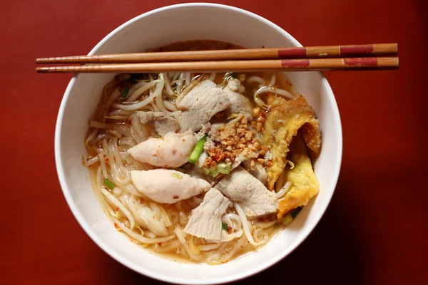 Asya pirinç şehriye çorbası ile domuz eti, Balık top ve cips hamur tatlısı.