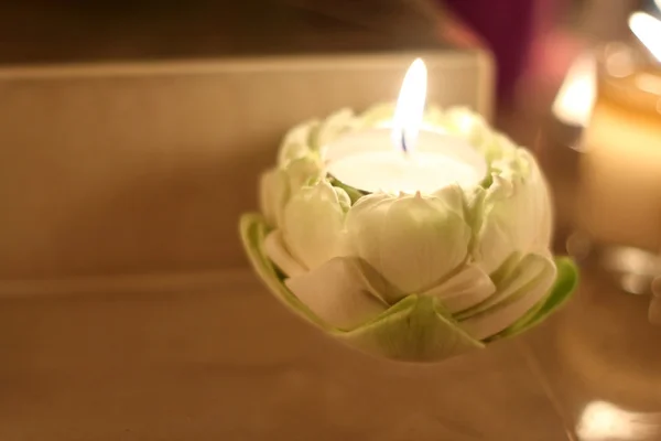 Brinnande ljus i lotus. — Stockfoto