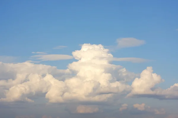 Белое облако на голубом небе. — стоковое фото