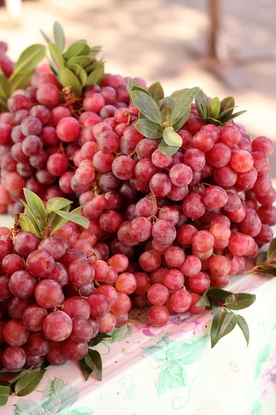 Vendita uva rossa nel mercato locale . — Foto Stock