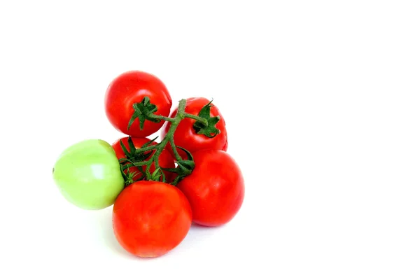 Ramo de tomates rojos con un verde sobre fondo blanco — Foto de Stock