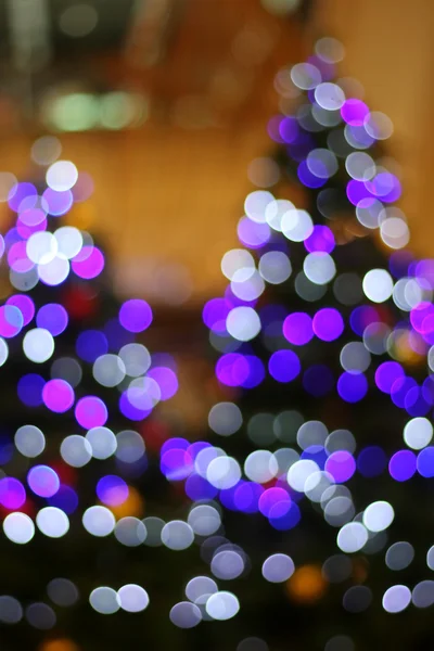 Bokeh luz abstracta desenfocada en árbol de Navidad —  Fotos de Stock