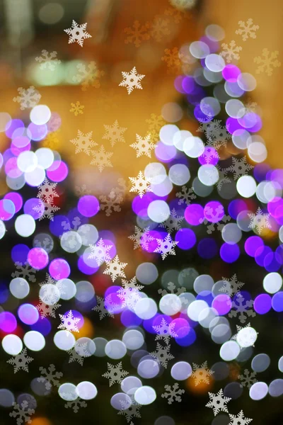 Ufuk soyut ışık bokeh ve kar tanesi Noel ağacı üzerinde — Stok fotoğraf