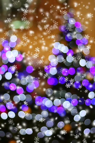 Desfocado bokeh luz abstrata na árvore de natal com floco de neve — Fotografia de Stock