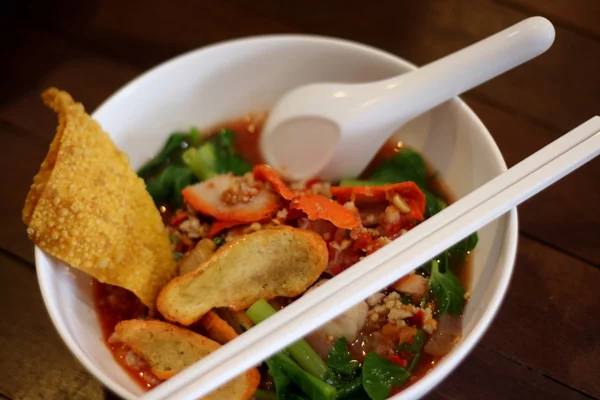 Sopa de fideos de arroz asiático con albóndigas de cerdo y patatas fritas . — Foto de Stock