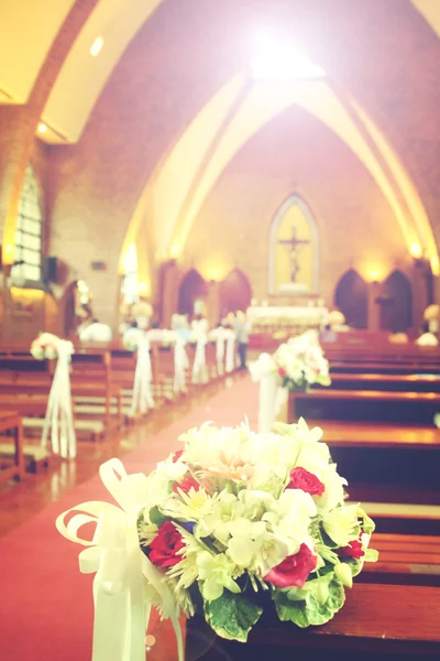 Belas flores decoração de casamento na igreja, processo em vinta — Fotografia de Stock