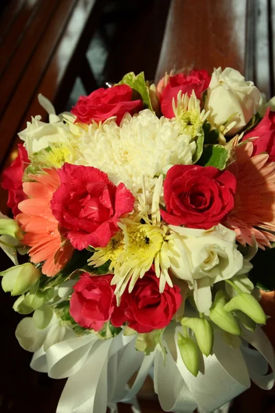 Güzel çiçek dekorasyon kilisede düğün — Stok fotoğraf
