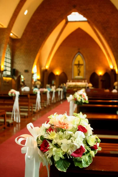 Belas flores decoração de casamento na igreja Imagens Royalty-Free