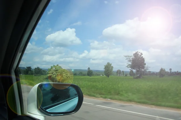 Вид из окна автомобиля на рисовое поле . — стоковое фото