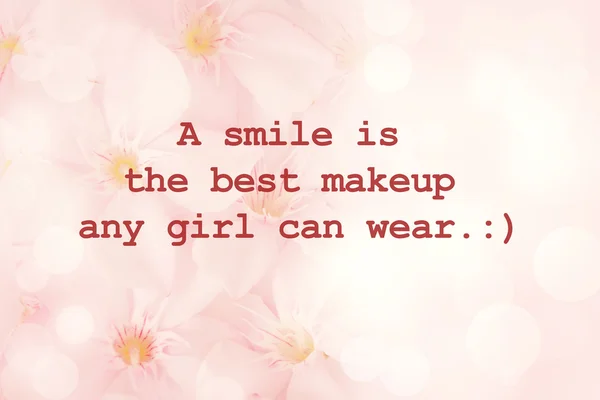 Citação tipográfica inspiradora - Um sorriso é a melhor maquiagem qualquer — Fotografia de Stock