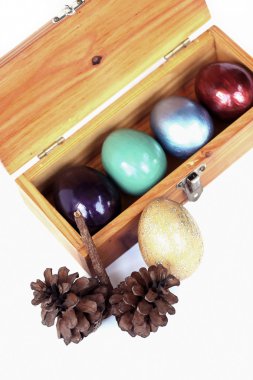 Mutlu paskalyalar. Beyaz backgrou ahşap kutusunda renkli Paskalya yumurtaları