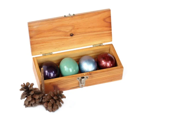 Happy easter. Colorful easter eggs in wood box on white backgrou — Stock Photo, Image