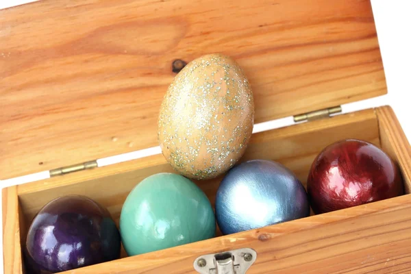 Veselé velikonoce. Barevné velikonoční vejce v dřevěné krabici na bílém poz — Stock fotografie