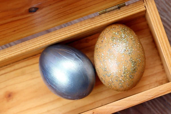 Dois ovos de Páscoa em caixa de madeira . — Fotografia de Stock