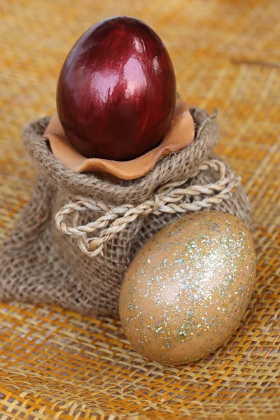 Decoração de Páscoa, ovos vermelhos e dourados . — Fotografia de Stock