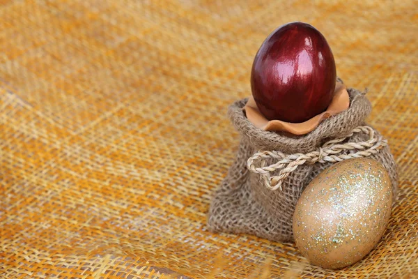 Red and gold easter eggs on bamboo weave sheet background, Easte — Stock Photo, Image