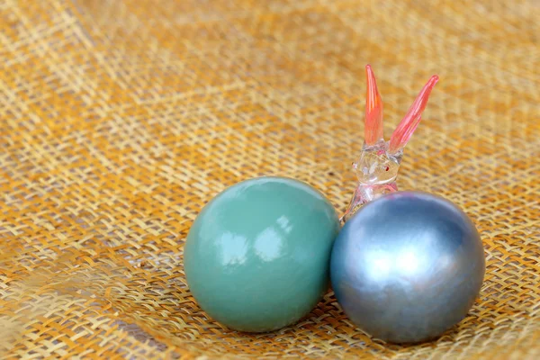 Happy Easter, Crystal rabbit with colorful eggs on bamboo weave — Stock Photo, Image