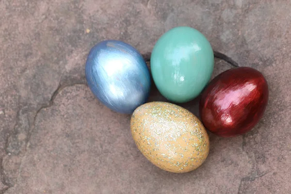 Ovos de páscoa coloridos no chão de pedra . Fotografias De Stock Royalty-Free