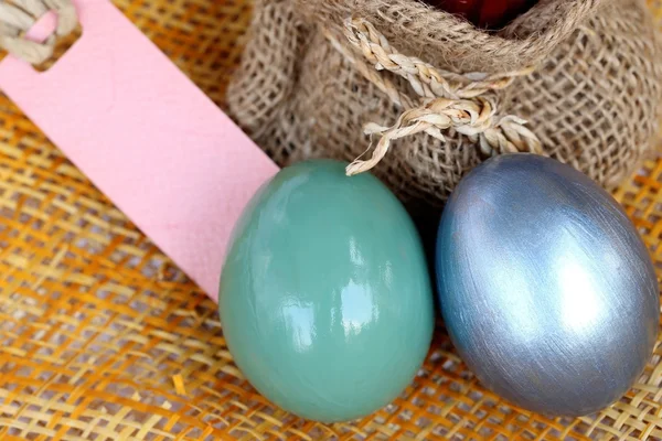 Colorful easter egg with blank paper tag. — Stock Photo, Image