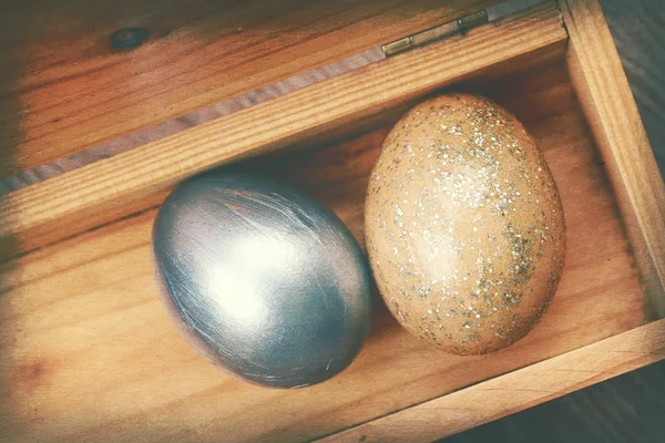 Vintage paper texture, Two easter eggs in wood box. — Stock Photo, Image