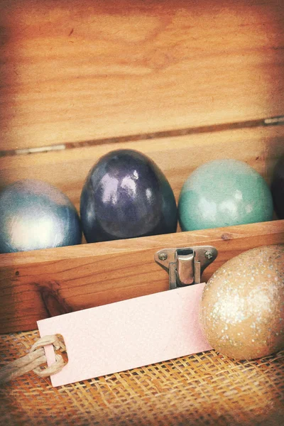 Texturas de papel vintage, ovo de páscoa colorido em caixa de madeira com pap — Fotografia de Stock
