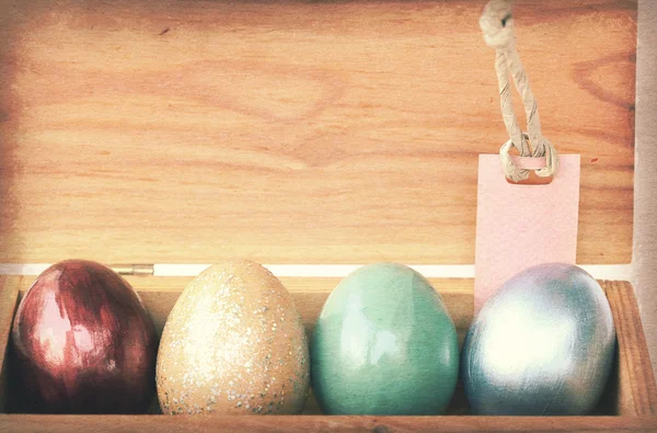 Vinobraní papír textury, barevné velikonoční vajíčko v dřevěné krabičce s pap — Stock fotografie