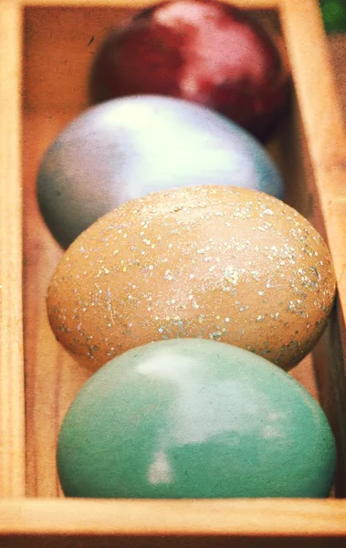 Texturas de papel vintage, ovos de páscoa coloridos em caixa de madeira (deve — Fotografia de Stock