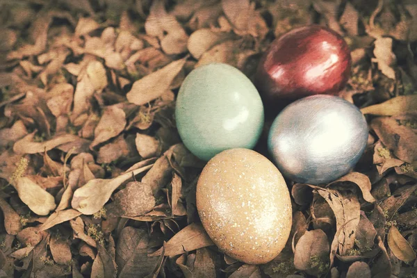 Vintage paper textures, Colorful easter eggs in pile of in weath — Stock Photo, Image