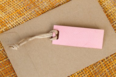 Kağıt etiket boş metin kahverengi zarf ve bambu için örgü geri