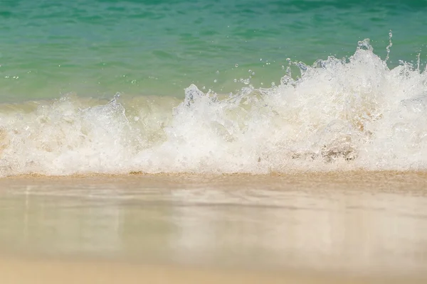 Vague se lavant sur la plage de sable . — Photo